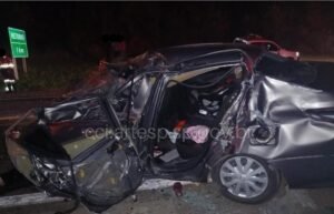 Colisão entre três carros deixou três mortos em rodovia de Capão Bonito (SP) — Foto: Artesp/Divulgação